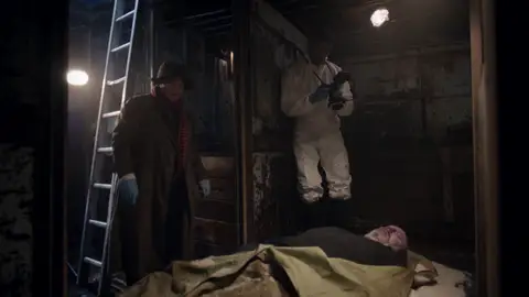 Vera se adentra en la cubierta de un barco donde encuentran el cuerpo de un pescador que fue arrojado al mar Vera se adentra en la cubierta de un barco donde encuentran el cuerpo de un pescador que fue arrojado al mar