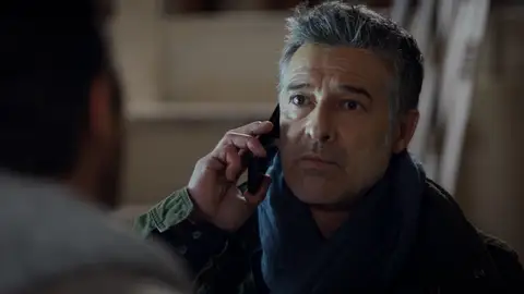 Paul arriesga su carrera y su relación con Lea para ayudar a Frank Paul arriesga su carrera y su relación con Lea para ayudar a Frank