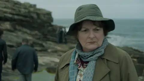 Un cadáver tirado en el mar que es encontrado en las orillas de una playa poco frecuente Un cadáver tirado en el mar que es encontrado en las orillas de una playa poco frecuente