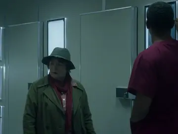 Marcus hace la biopsia a un hombre que muere por una bala y la lleva a analizar de inmediato Marcus hace la biopsia a un hombre que muere por una bala y la lleva a analizar de inmediato