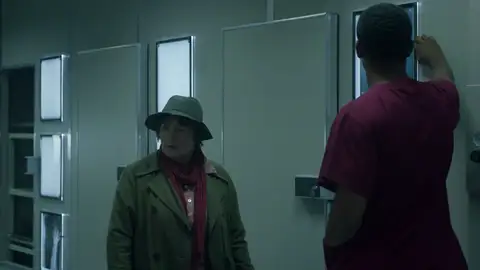 Marcus hace la biopsia a un hombre que muere por una bala y la lleva a analizar de inmediato Marcus hace la biopsia a un hombre que muere por una bala y la lleva a analizar de inmediato