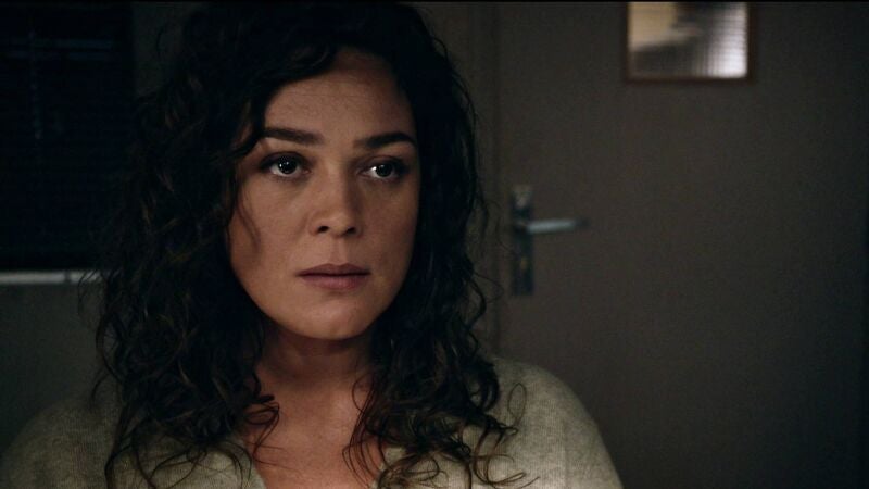 Coste deja entrar a una mujer armada en el edificio de documentación criminal ¿existe algún vínculo entre ellas? 