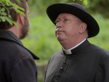 Un exconvicto sale de prisi&oacute;n y busca vengarse de su abogado, pero el padre Brown impide que cometa una locura