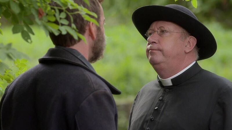 Un exconvicto sale de prisión y busca vengarse de su abogado, pero el padre Brown impide que cometa una locura