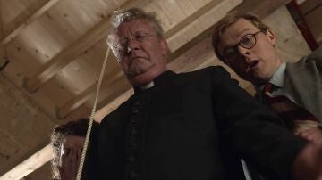 El padre Brown descubre un cadáver en el campanario de la iglesia: la víctima no era muy querida en la parroquía