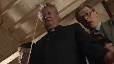 El padre Brown descubre un cadáver en el campanario de la iglesia: la víctima no era muy querida en la parroquía El padre Brown descubre un cadáver en el campanario de la iglesia: la víctima no era muy querida en la parroquía