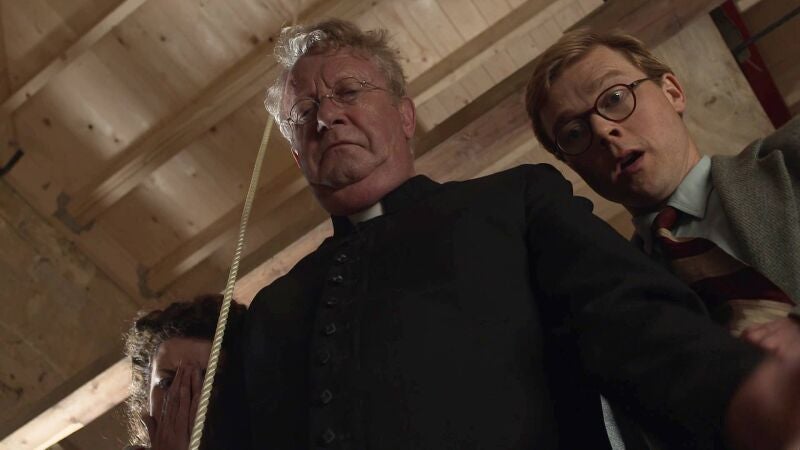 El padre Brown descubre un cadáver en el campanario de la iglesia: la víctima no era muy querida en la parroquia