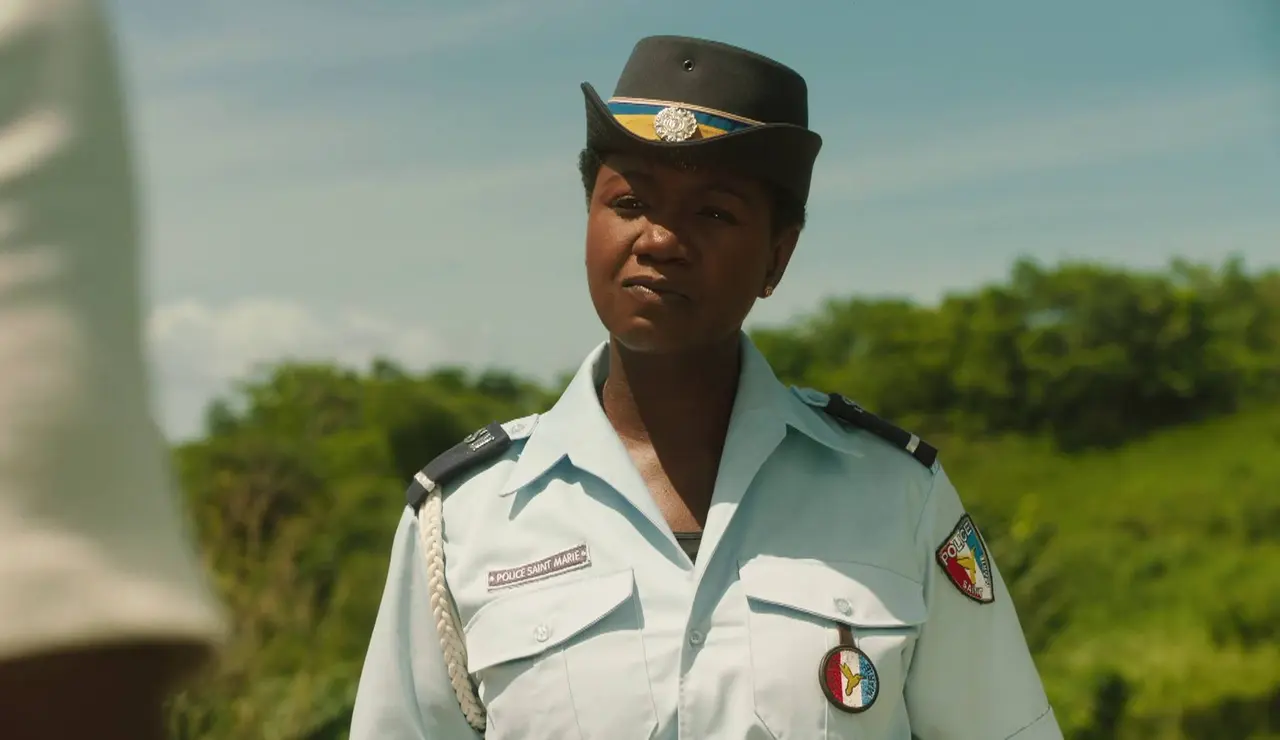 Crimen en el paraíso - Un joven policía de la comisaría de Saint Marie aparece muerto en medio del campo