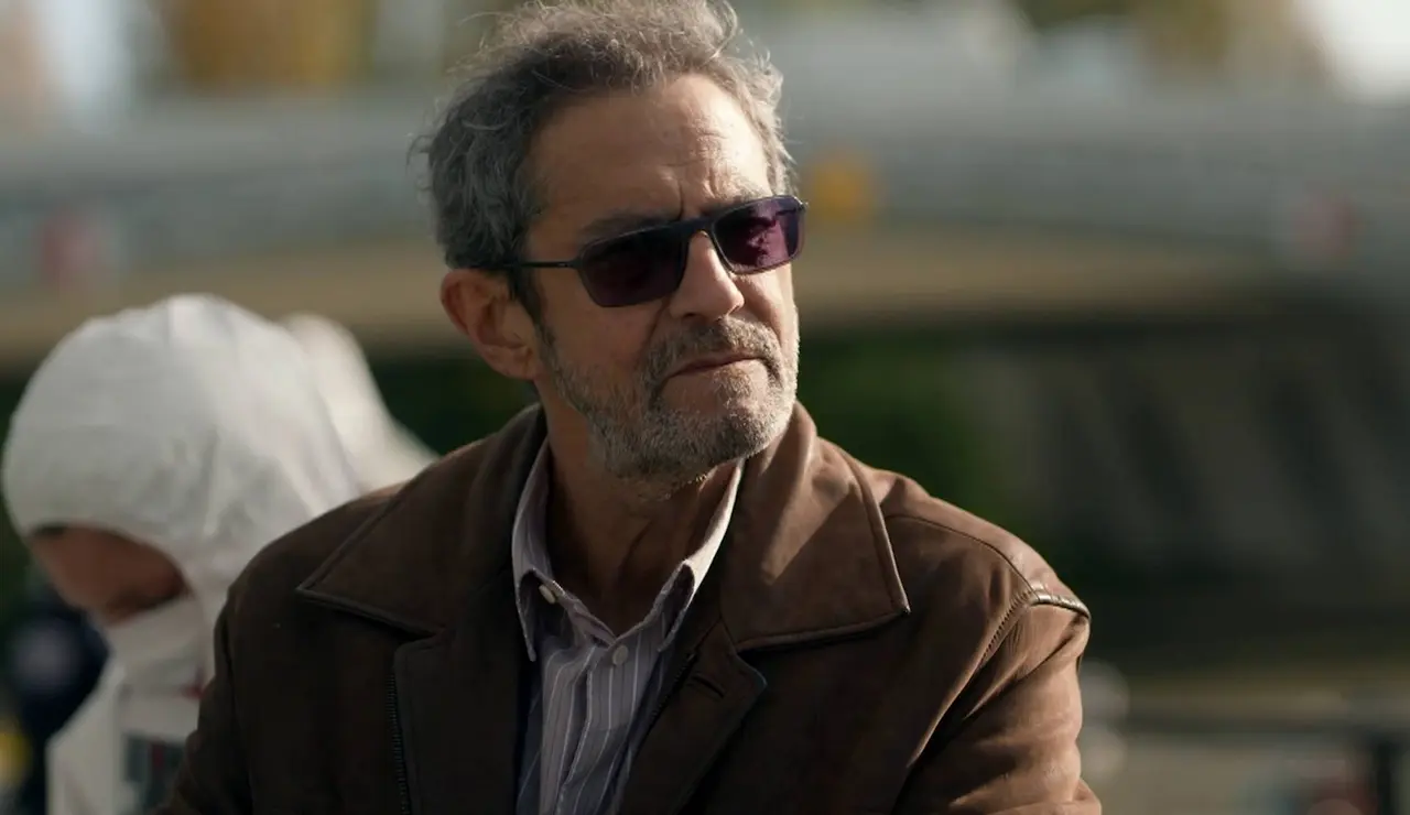 Bright minds - Una mujer es asesinada con veneno de una serpiente mientras leía sentada en un banco en la calle