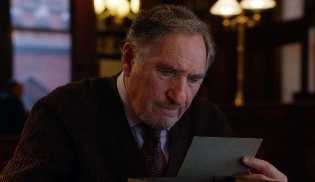 Forever - Abe descubre a sus verdaderos padres gracias a un antiguo cuaderno