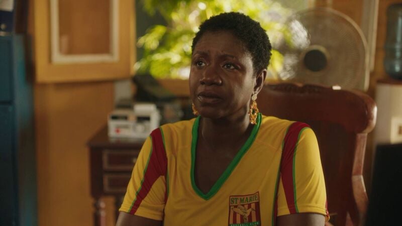 La capitana y portera de un equipo de fútbol muere de un disparo en el vestuario con la policía allí mismo