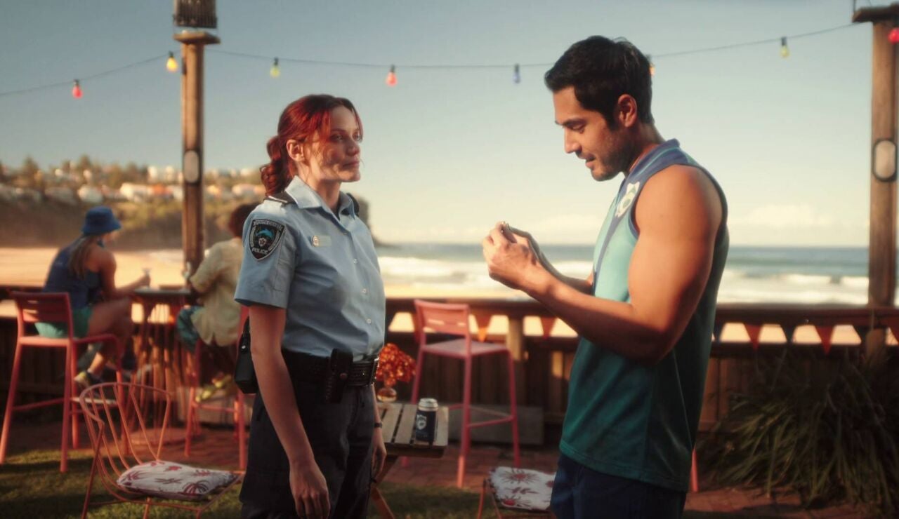 Regreso al para&iacute;so - Mackenzie tiene que ir a trabajar durante el partido del equipo local