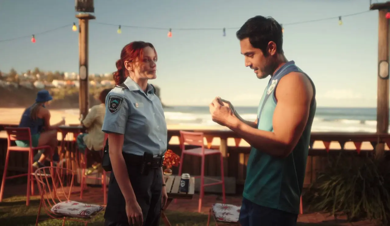 Regreso al paraíso - Mackenzie tiene que ir a trabajar durante el partido del equipo local