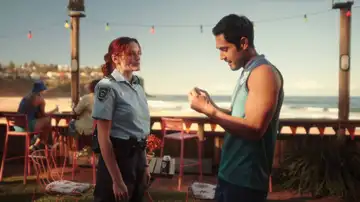 Regreso al paraíso - Mackenzie tiene que ir a trabajar durante el partido del equipo local Regreso al paraíso - Mackenzie tiene que ir a trabajar durante el partido del equipo local