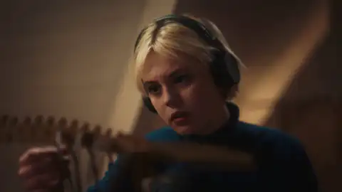 Patience - Una conservadora del museo de Historia Natural aparece muerta entre fósiles Patience - Una conservadora del museo de Historia Natural aparece muerta entre fósiles