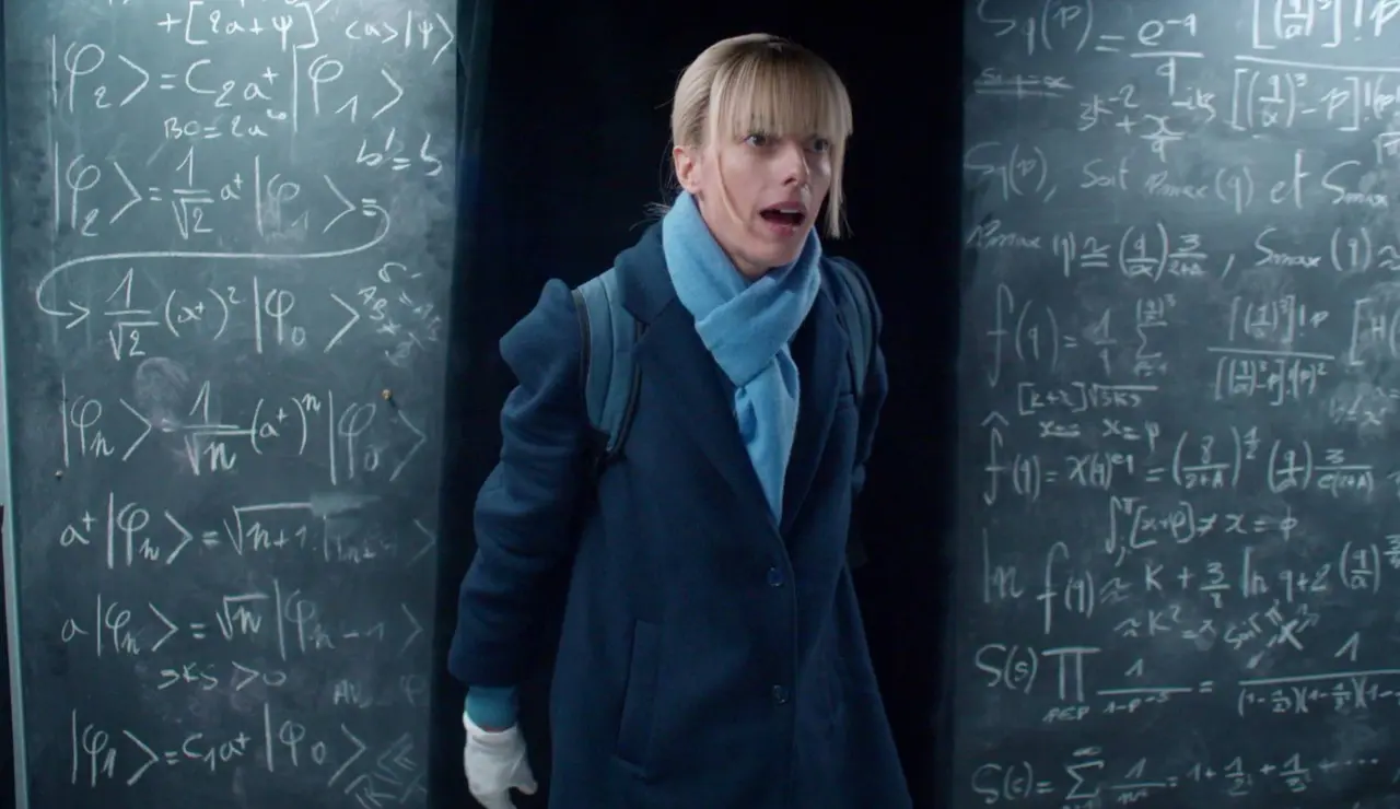 Bright minds - Astrid descubre una habitación secreta en un almacén