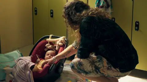 Panda - Encuentran un bebé abandonado en la escena del crimen Panda - Encuentran un bebé abandonado en la escena del crimen