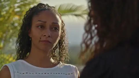 Clarisse acoge en su casa a la víctima Clarisse acoge en su casa a la víctima