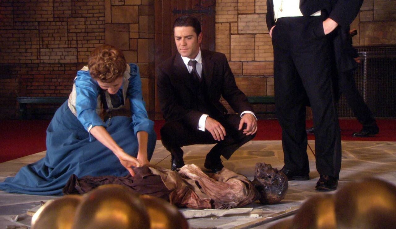 Un cad&aacute;ver cae del techo en plena funci&oacute;n teatral y Murdoch investiga su extra&ntilde;a muerte