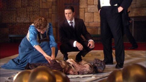 Un cad&aacute;ver cae del techo en plena funci&oacute;n teatral y Murdoch investiga su extra&ntilde;a muerte