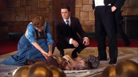 Un cadáver cae del techo en plena función teatral y Murdoch investiga su extraña muerte Un cadáver cae del techo en plena función teatral y Murdoch investiga su extraña muerte