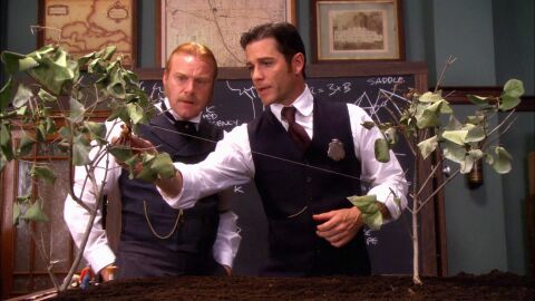 Murdoch hace una maqueta para demostrar la resolución del caso