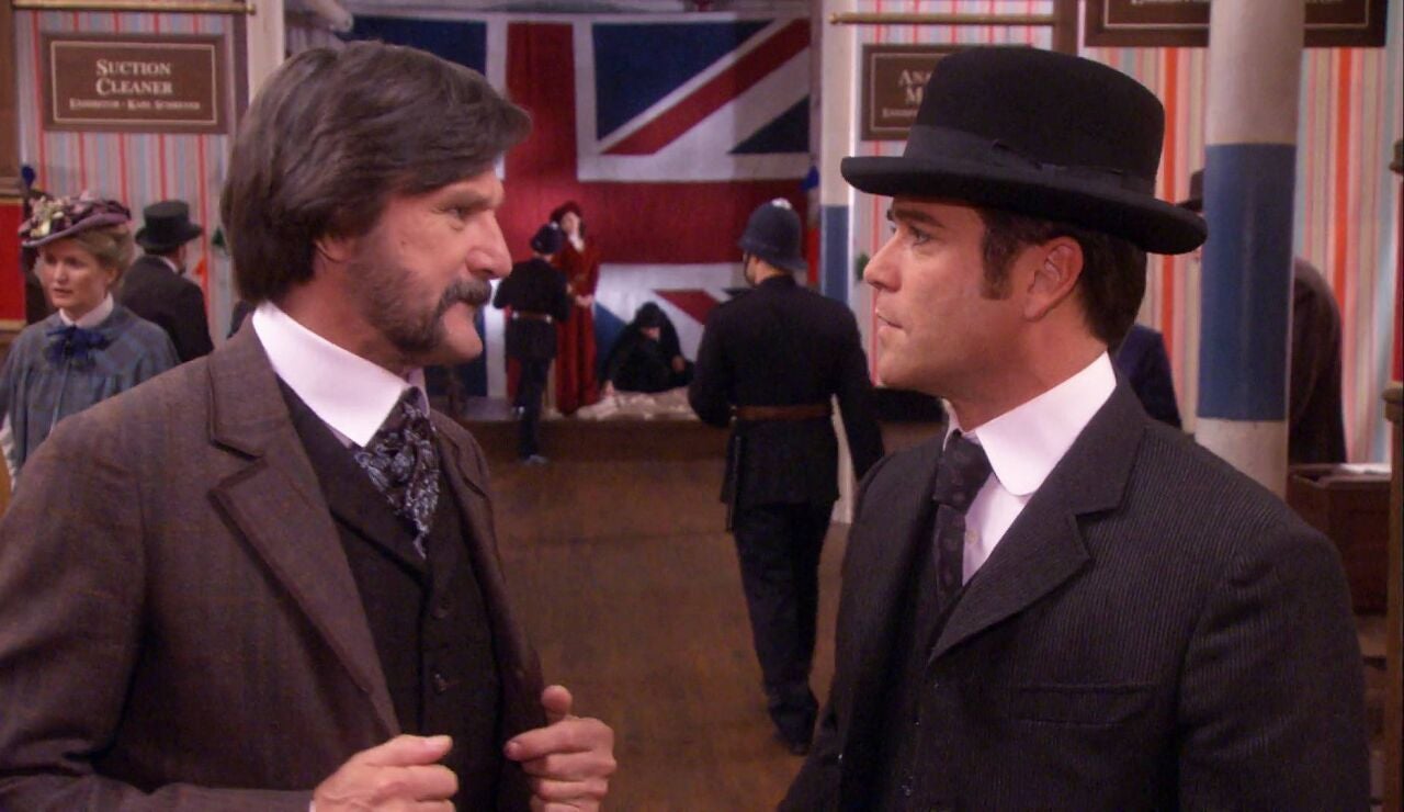 William Murdoch conoce al mism&iacute;simo Alexander Graham Bell en una feria tecnol&oacute;gica 