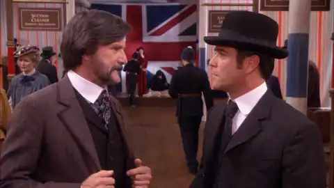 William Murdoch conoce al mismísimo Alexander Graham Bell en una feria tecnológica William Murdoch conoce al mismísimo Alexander Graham Bell en una feria tecnológica