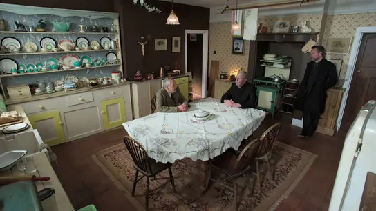 El padre Brown descubre el plan de un antiguo ladrón para robar una valiosa corona a un peligroso gánster El padre Brown descubre el plan de un antiguo ladrón para robar una valiosa corona a un peligroso gánster