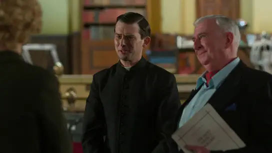 La increíble reacción de un sacerdote dramaturgo al conocer al padre Brown: se emociona y se desploma al verlo La increíble reacción de un sacerdote dramaturgo al conocer al padre Brown: se emociona y se desploma al verlo