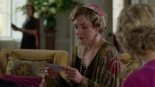 Lady Felicia recibe la ayuda de las hermanas de Esquilo con su novela Lady Felicia recibe la ayuda de las hermanas de Esquilo con su novela