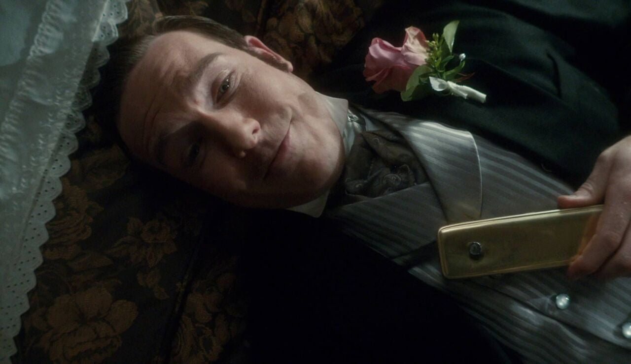Una pluma salva la vida de Henry Higgins justo antes de su boda con Ruth