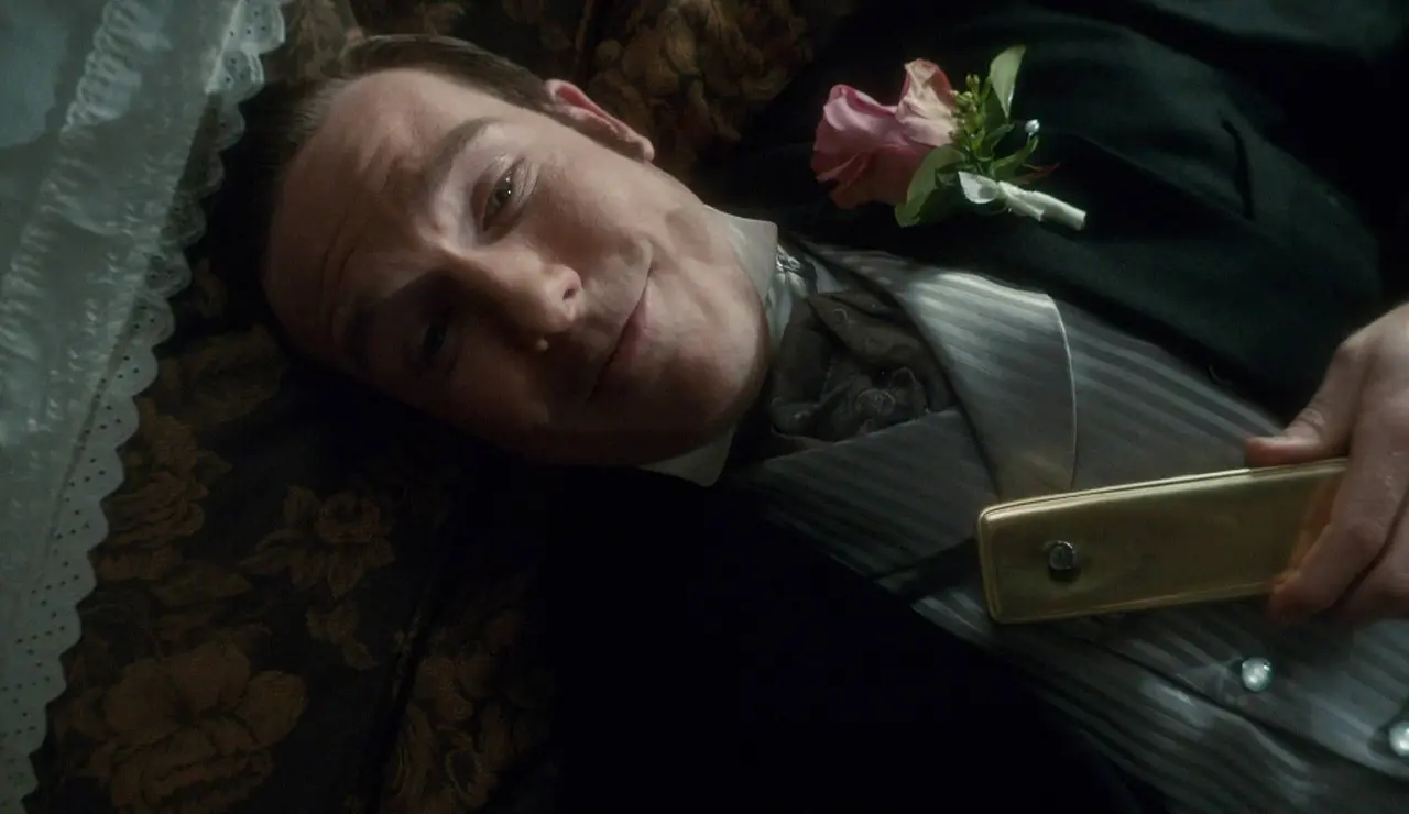 Una pluma salva la vida de Henry Higgins justo antes de su boda con Ruth