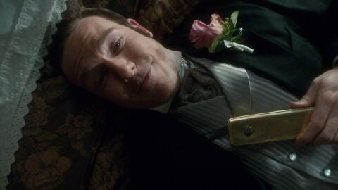 Una pluma salva la vida de Henry Higgins justo antes de su boda con Ruth
