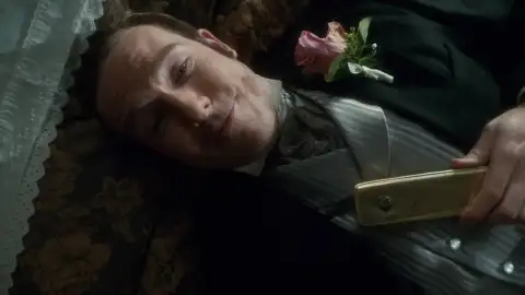 Una pluma salva la vida de Henry Higgins justo antes de su boda con Ruth Una pluma salva la vida de Henry Higgins justo antes de su boda con Ruth