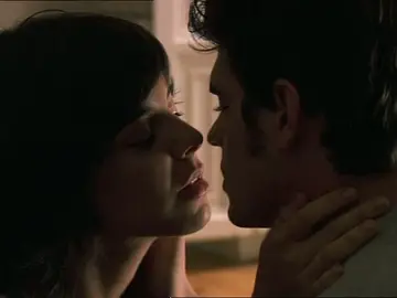 Julio y Cova se besan Julio y Cova se besan