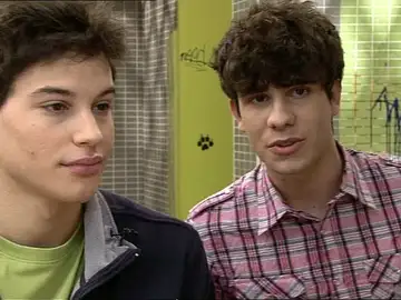 Fer habla con Salva en el baño Fer habla con Salva en el baño