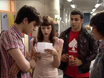 Fer recibe una carta en su taquilla Fer recibe una carta en su taquilla