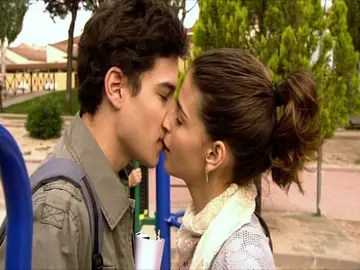 Daniela besa a Salva Daniela besa a Salva