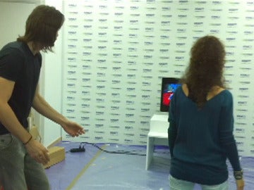 Sandra y Sergio jugando al ping-pong