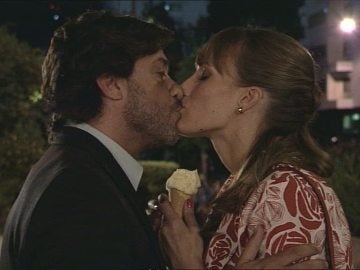 El beso de Marina y Arturo