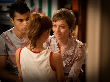 Clara habla con Ruth y Román Clara habla con Ruth y Román