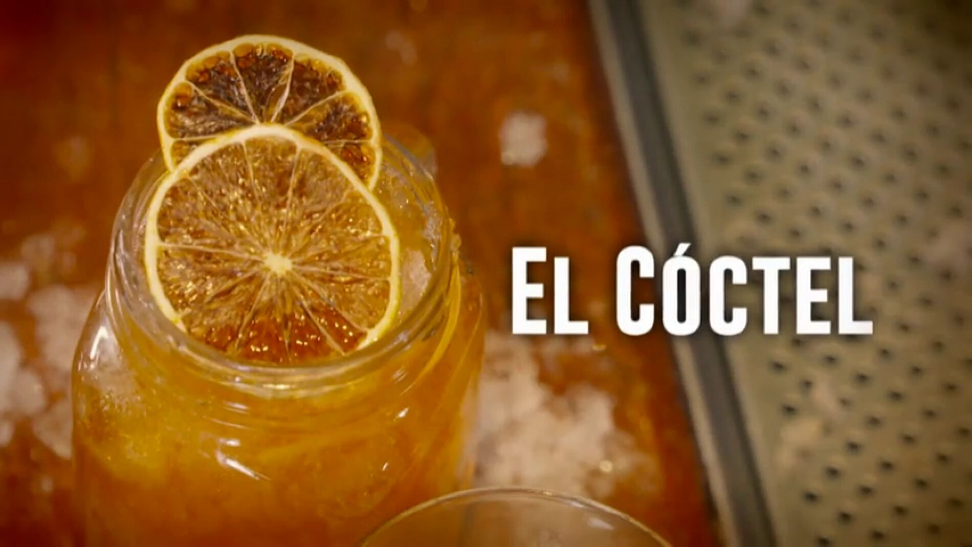 Frame 76.605355 de: Una c&oacute;ctel muy caliente para una serie como Californication