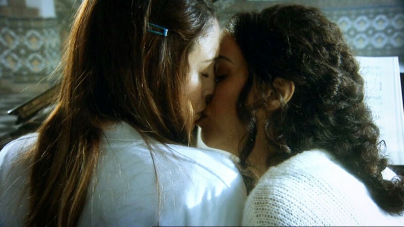 Ainhoa se besa con su profesora de piano