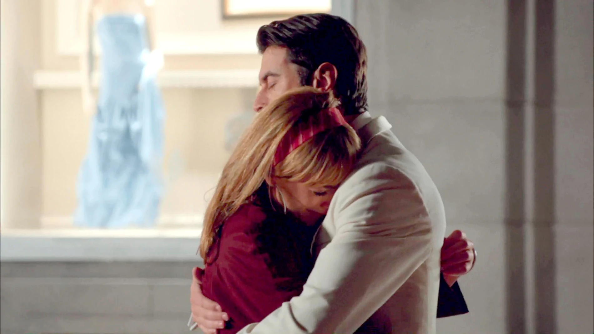 Clara rompe a llorar en brazos de Mateo ante la mirada de Marco
