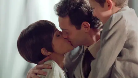 Ana acepta casarse con Carlos: “Hagámoslo” Ana acepta casarse con Carlos: “Hagámoslo”