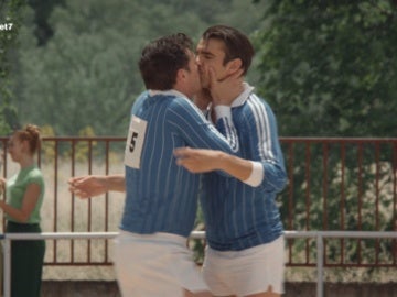 Lleno de emoción, Raúl besa a Humberto Santamaría