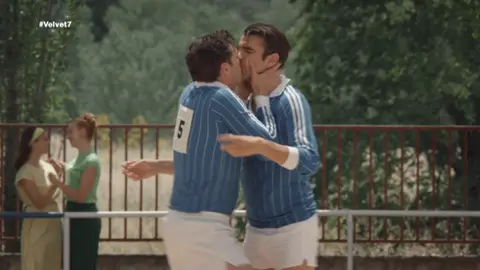 Lleno de emoción, Raúl besa a Humberto Santamaría Lleno de emoción, Raúl besa a Humberto Santamaría