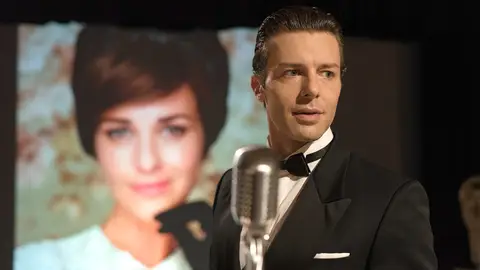 Mateo invita a Clara a pasar una noche inolvidable Mateo invita a Clara a pasar una noche inolvidable