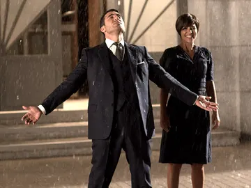 Miguel Ángel Silvestre y Paula Echevarría bajo la lluvia de su reencuentro en la ficción Miguel Ángel Silvestre y Paula Echevarría bajo la lluvia de su reencuentro en la ficción